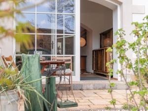 eine Terrasse mit einem Tisch und Stühlen in einem Haus in der Unterkunft Domizil am Kaitzbach in Dresden