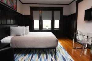 a bedroom with a large bed and a window at A Stylish Stay w/ a Queen Bed, Heated Floors.. #37 in Brookline