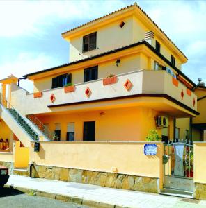 una casa de color naranja y blanco en Apartment Conchiglie, en Cala Gonone