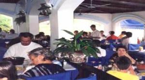 un groupe de personnes assises à des tables dans un restaurant dans l'établissement Nhundiaquara Hotel e Restaurante, à Morretes 20 autres photos