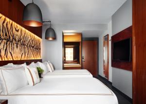 a bedroom with two white beds and a television at Hotel Hendricks in New York +26 photos