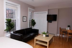 Χώρος καθιστικού στο Stylish Downtown Studio in the SouthEnd, C.Ave# 2