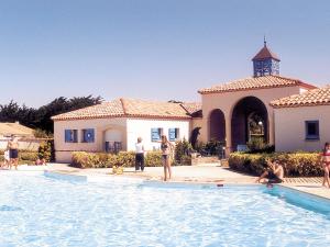 a group of people standing around a swimming pool at Lagrange Vacances Résidences Domaine du Grand Large et les Océanides in Bretignolles-sur-Mer