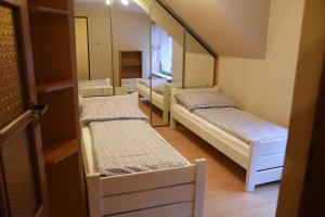 Habitación con 3 literas y espejo. en Apartament Stara Kuźnia en Ustroń