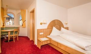 Letto o letti in una camera di Hotel Fernblick