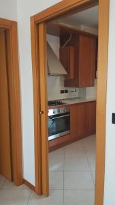 A kitchen or kitchenette at DOMUS MARIS Viserba, Spiagge e Centro a 100 mt, PROMO MAGGIO FIERA MACFRUT, FIERAVICOLA, EXPO DENTAL, MEETING RIMINI