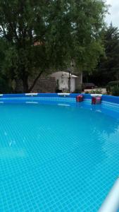 Bazén v ubytování Apartments Duras nebo v jeho okolí
