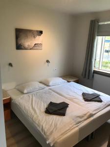 En eller flere senge i et værelse på Guesthouse Skógafoss