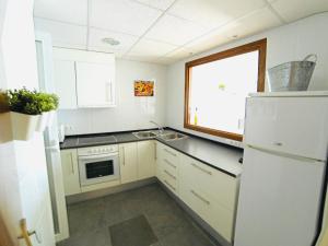 Kuchyňa alebo kuchynka v ubytovaní Apartament Platja l'Arquitecte
