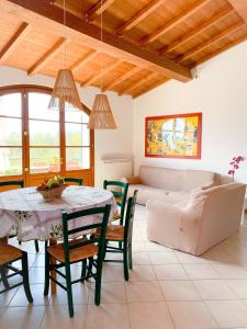 een woonkamer met een tafel en een bank bij Villino Al Dotto Country House in Lucca