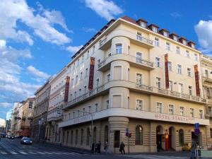 un grand bâtiment au coin d'une rue dans l'établissement EA Hotel Sonata, à Prague