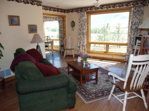 salon z zieloną kanapą i stołem w obiekcie Yellowstone Basin Inn w mieście Gardiner