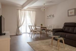 a living room with a couch and a table at VUT Carreteria9 in Cuenca