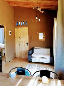 Zimmer mit einem Bett, einem Tisch und Stühlen in der Unterkunft Eco Parcela La Chacra in Catapilco