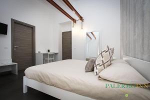 Postel nebo postele na pokoji v ubytování Palermo Inn Suite