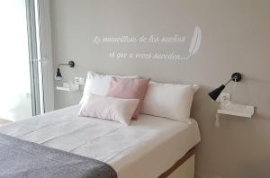 Postel nebo postele na pokoji v ubytování APARTMENT LA CALA DREAM & SEA VIEW + 37 fotografií