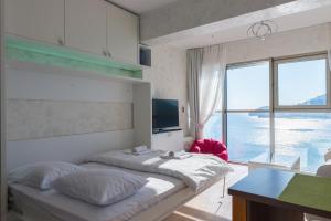 Кровать или кровати в номере Harmonia Panorama Apartments +51 фотография