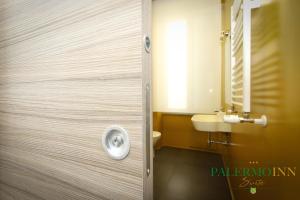Koupelna v ubytování Palermo Inn Suite