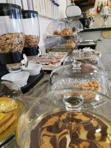 ein Buffet mit einem Haufen verschiedener Arten von Speisen in der Unterkunft Hotel Clinton in Casoria