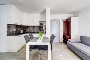 Kuchyňa alebo kuchynka v ubytovaní Apartamenty Sun & Snow Kopernika