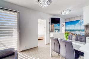 Televízia a/alebo spoločenská miestnosť v ubytovaní Apartamenty Sun & Snow Kopernika