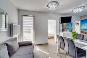 Televízia a/alebo spoločenská miestnosť v ubytovaní Apartamenty Sun & Snow Kopernika