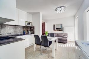 Kuchyňa alebo kuchynka v ubytovaní Apartamenty Sun & Snow Kopernika