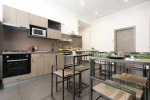 Kuchyň nebo kuchyňský kout v ubytování Palermo Inn Suite