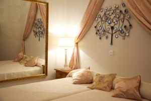 コルドバにあるアパルタメントス プラザ デ オーストリアのベッドルーム1室(ベッド2台、鏡付)