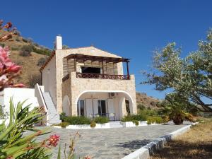 アギア・ガリニにあるBeautiful Villa in Agia Galini Creteのバルコニー付きの家