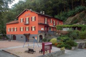 Foto dalla galleria di Hotel Ristorante Grotto Serta a Lamone