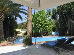 Bazén v ubytovaní Villa in Giannoudi with Pool and Beach Nearby alebo v jeho blízkosti