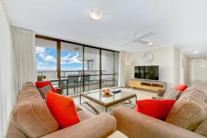 Seaview Resort في مولولابا: غرفة معيشة مع أريكة وطاولة