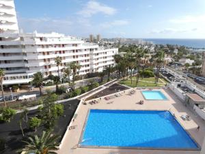 una vista aérea de una piscina en un edificio en Comfortable apartment in Viña del Mar, en Playa de las Américas