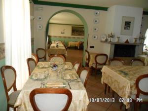 Un restaurante o sitio para comer en Il Campanile Hotel - La Cantina Del Pittore