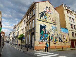 Un edificio con un mural en el costado. en Parlamentarium apartment, en Bruselas