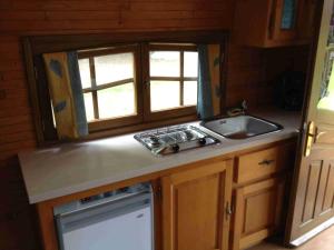 A kitchen or kitchenette at Roulotte du Petit Bois