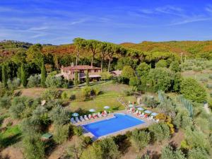 - une vue aérienne sur une maison avec une piscine dans l'établissement Farmhouse with air conditioning private terrace and pool, à Città della Pieve