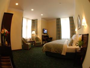 Posteľ alebo postele v izbe v ubytovaní EA Hotel Downtown
