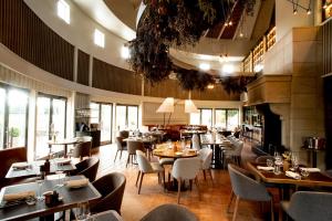 un restaurante con mesas y sillas en una habitación en Craggy Range Luxury Vineyard Retreat, en Havelock North