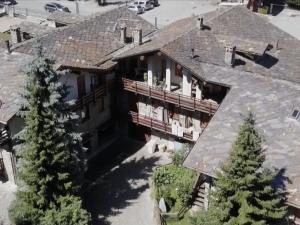Elle offre une vue aérienne sur une grande maison dotée d'un balcon. dans l'établissement Belvilla by OYO Chalet Antey Quadri B, à Antey-Saint-André