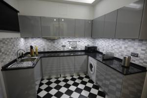 una cucina con pavimento a scacchi in bianco e nero di Machim House by AnaLodges a Machico