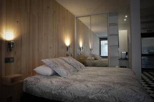 una camera con un letto e un grande specchio di Machim House by AnaLodges a Machico