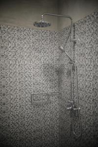 bagno con doccia e soffione di Machim House by AnaLodges a Machico