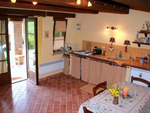 ペンナビッリにあるApartment in Pennabilli with Garden Garden Furniture BBQのキッチン(テーブル、カウンタートップ付)