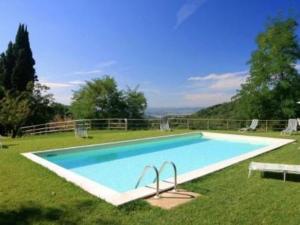 een zwembad in het midden van een tuin bij Belvilla by OYO Le Olive in Vaglia