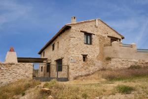 Las Cuevas de Cañart的住宿－馬薩達安達貝鄉村民宿，一座位于山丘上的古老石头建筑