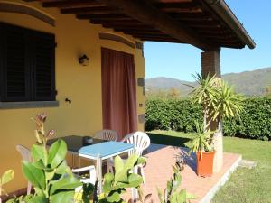 um pátio com uma mesa e cadeiras numa casa em Belvilla by OYO Valleriana em San Quirico