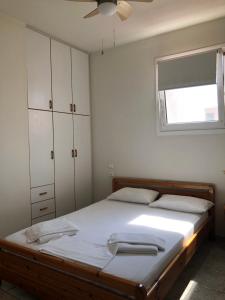 Postel nebo postele na pokoji v ubytování Mythos Suites-Poseidon apartment