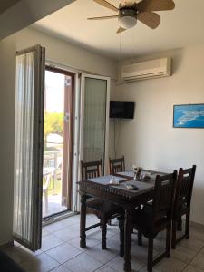 TV a/nebo společenská místnost v ubytování Mythos Suites-Poseidon apartment